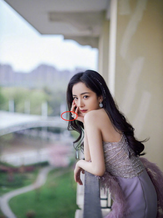 Appearance of body of beautiful sex appeal of 34 years old of Yang Mi, show half beauty to carry the eyes on the back to draw a person, 