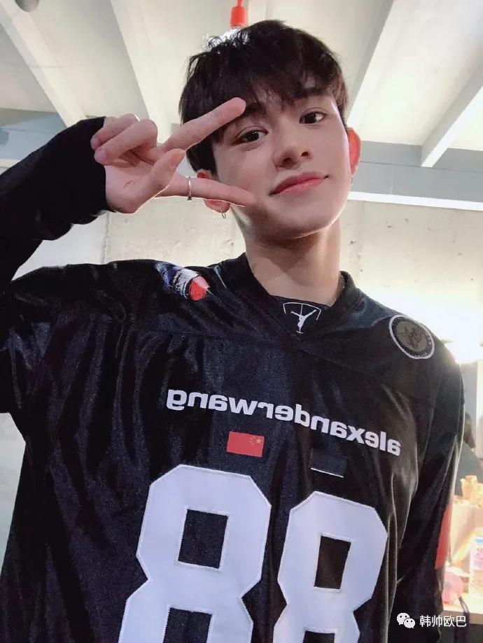 让人感觉,像在和艺人男友秘密恋爱的,这位男团爱豆 51韩团 – 韩国