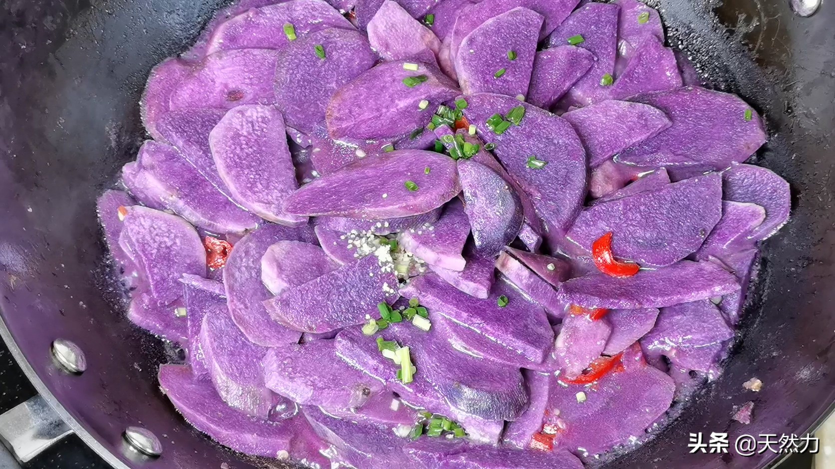 A nutritious and delicious home-cooked dish, the recipe is simple and easy to learn, the vegetarian fried purple potato is fragrant and floury