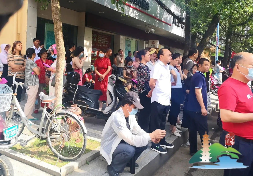 高考第一天!临川考场外发生的一幕......