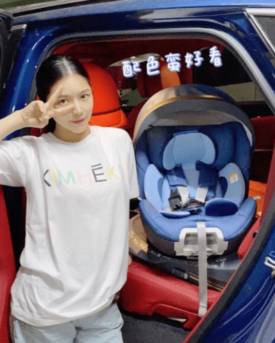 王灿抱女儿出镜高调炫富，戴600万名表，曝光杜淳数百万豪车