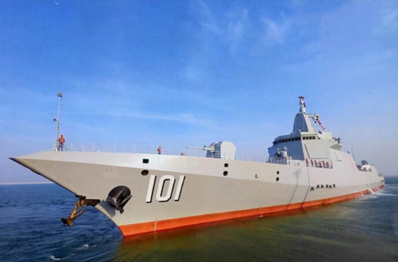 中國(guó)055大驅(qū)二號(hào)艦官宣入列，日本下水新型護(hù)衛(wèi)艦，誰有排面？