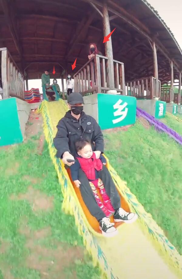 張晉帶兒子玩彩虹滑道，樂兒頭髮被吹成中分，臉嚇得通紅表情淡定