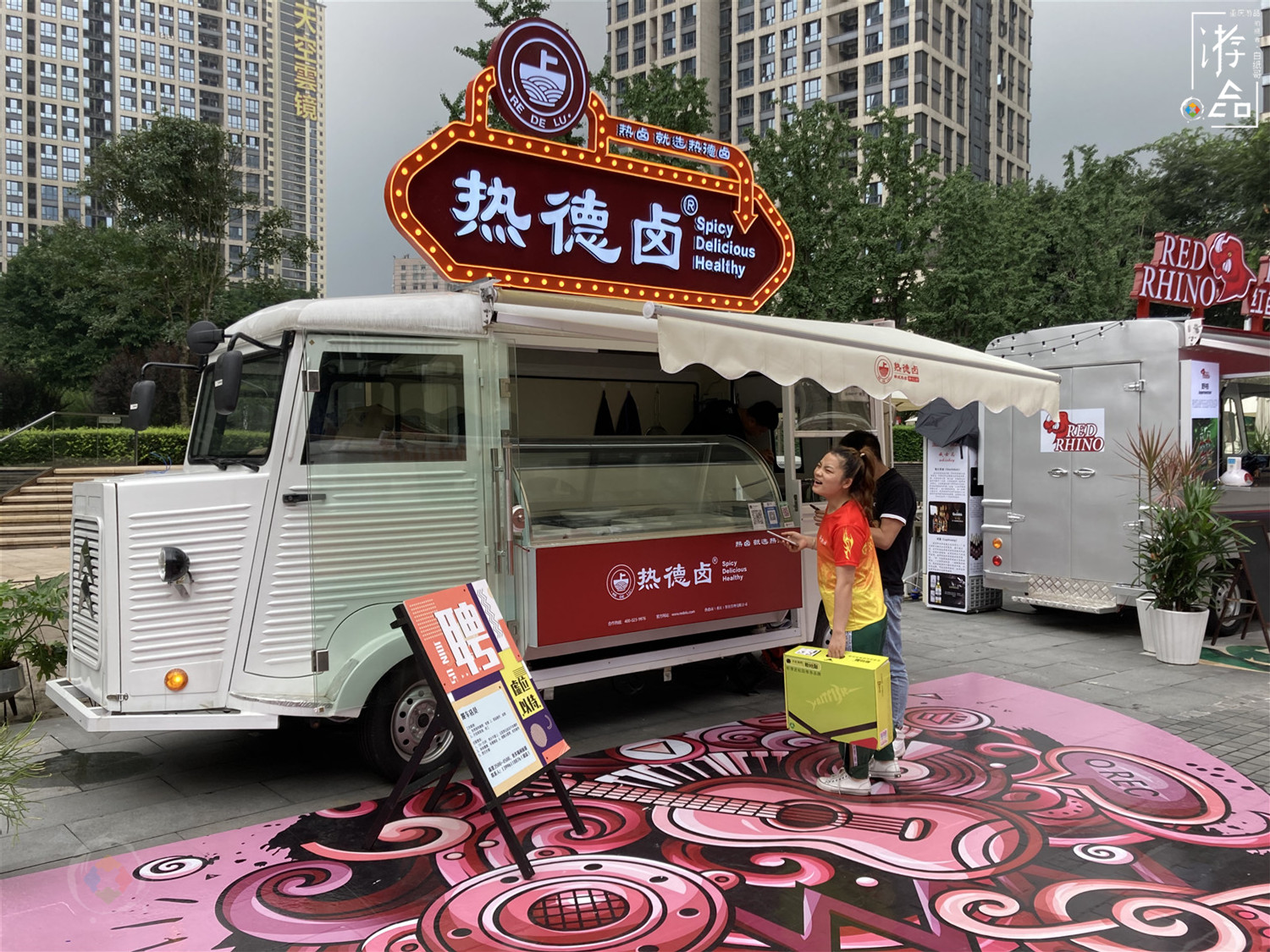 每天营业14个小时，比商场灵活的篷车集市，能否成为重庆主流？