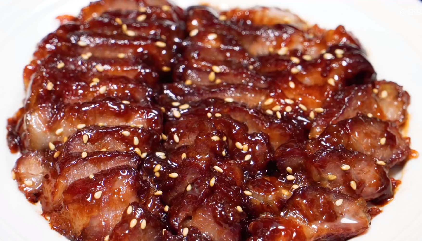 蜜汁叉燒肉，一個電飯煲就能輕鬆搞定，鮮嫩多汁，好吃到停不下來