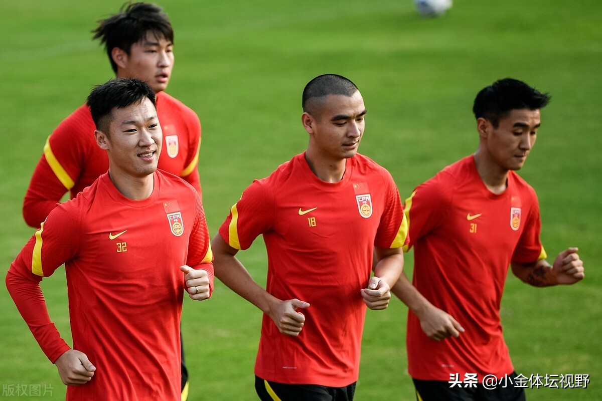 国足首发阵容浮现：集训暗示8人或首发，“秘密武器”李铁已备好