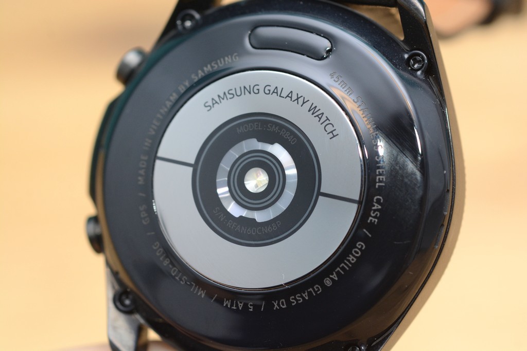 三星Galaxy Watch3开箱：旋转大表圈、屏幕依旧亮眼