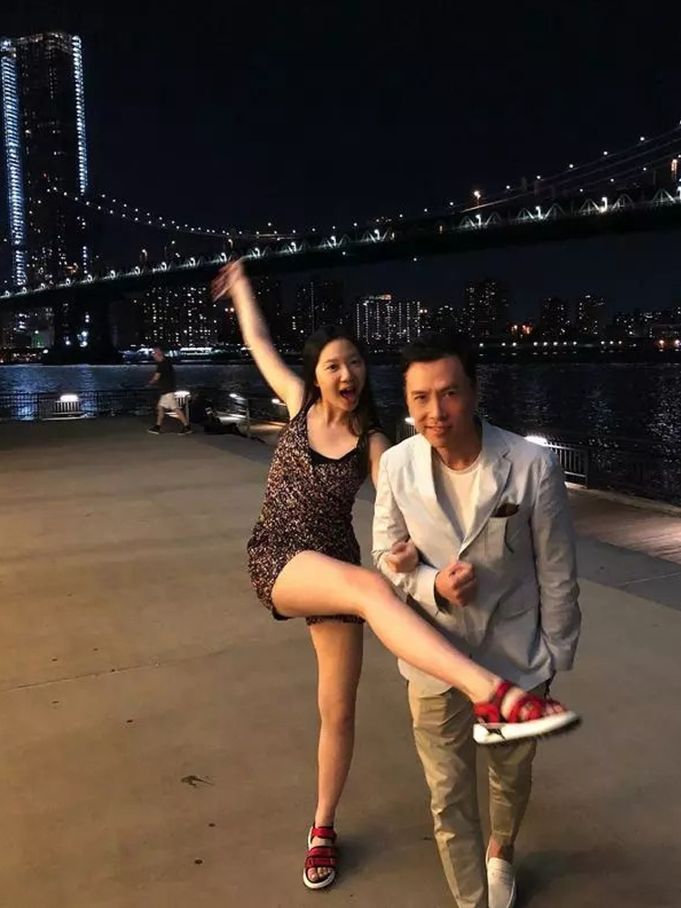 甄子丹这回骄傲了，16岁女儿身高快到1米8！大长腿是遗传妈妈