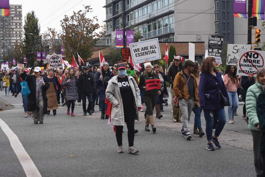 温哥华爆发大型游行 数千人不戴口罩挤爆市中心还辱骂路人