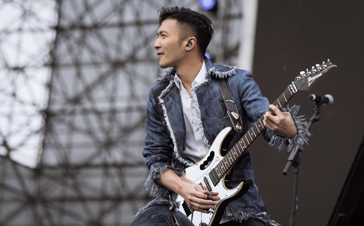 张柏芝首谈三个儿子性格，老三霸道老二阳光，老大安静爱弹吉他