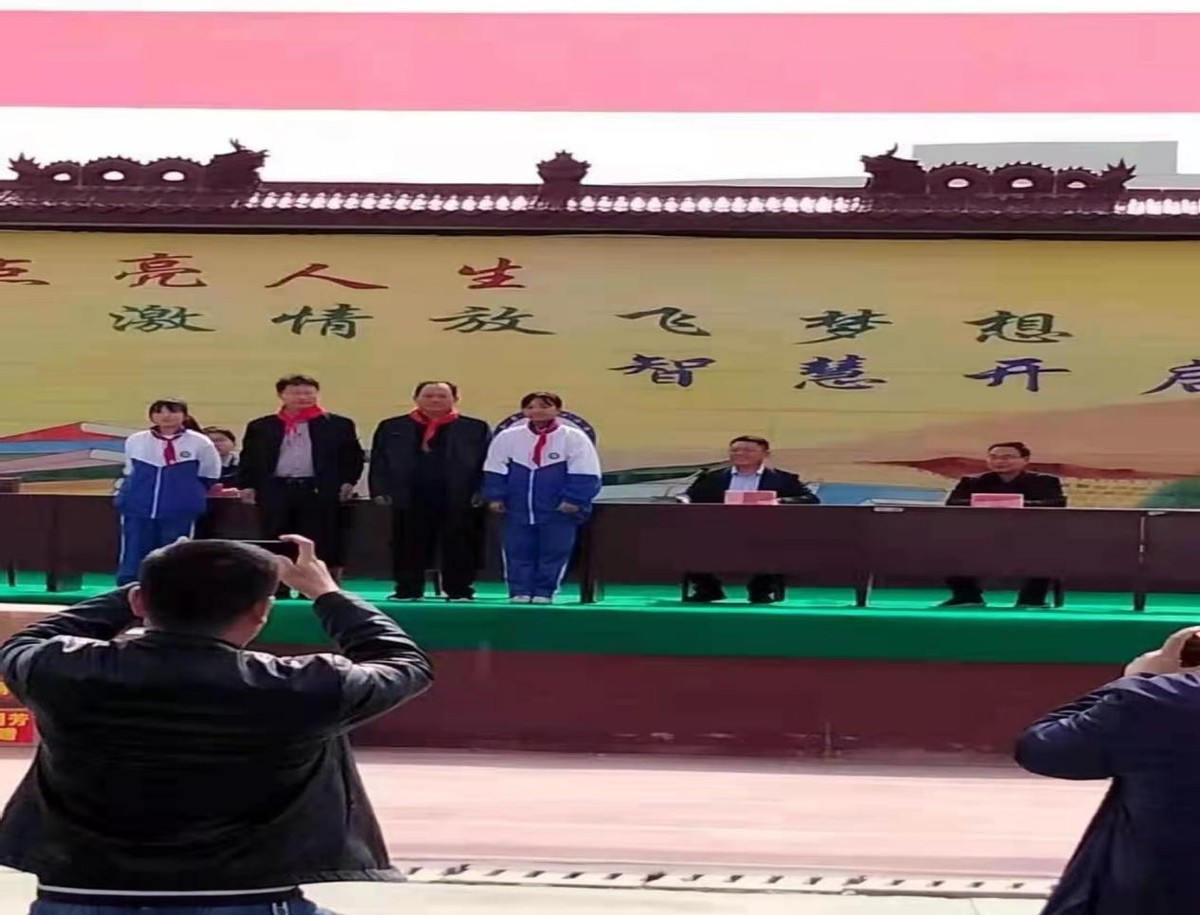 河南仓房：举行竟芳爱心助教志愿者协会揭牌仪式暨物资捐赠活动