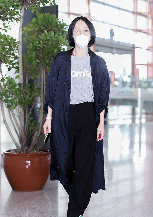 周迅一身出门遛弯装扮，衣服普通还宽松，真是不拿自己当女明星