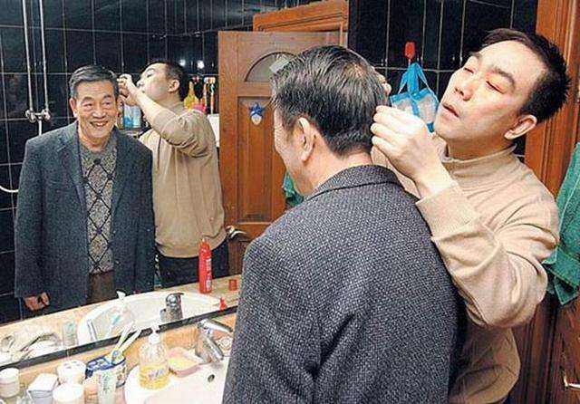 他没有正式师承，但相声表演令侯耀文师胜杰折服，也受郭德纲认可