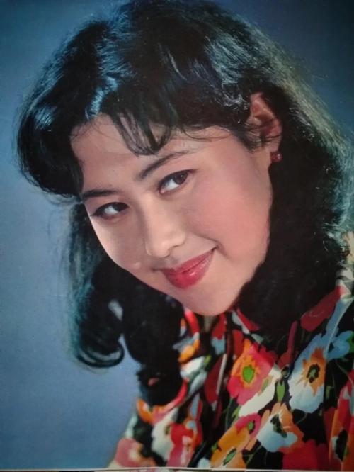 70岁斯琴高娃：曾遭前夫家暴，3次婚姻2次失败，如今她怎样了？