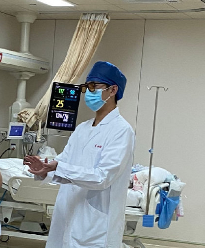 杨洋出演抗疫剧路透，穿白大褂体验医生生活，