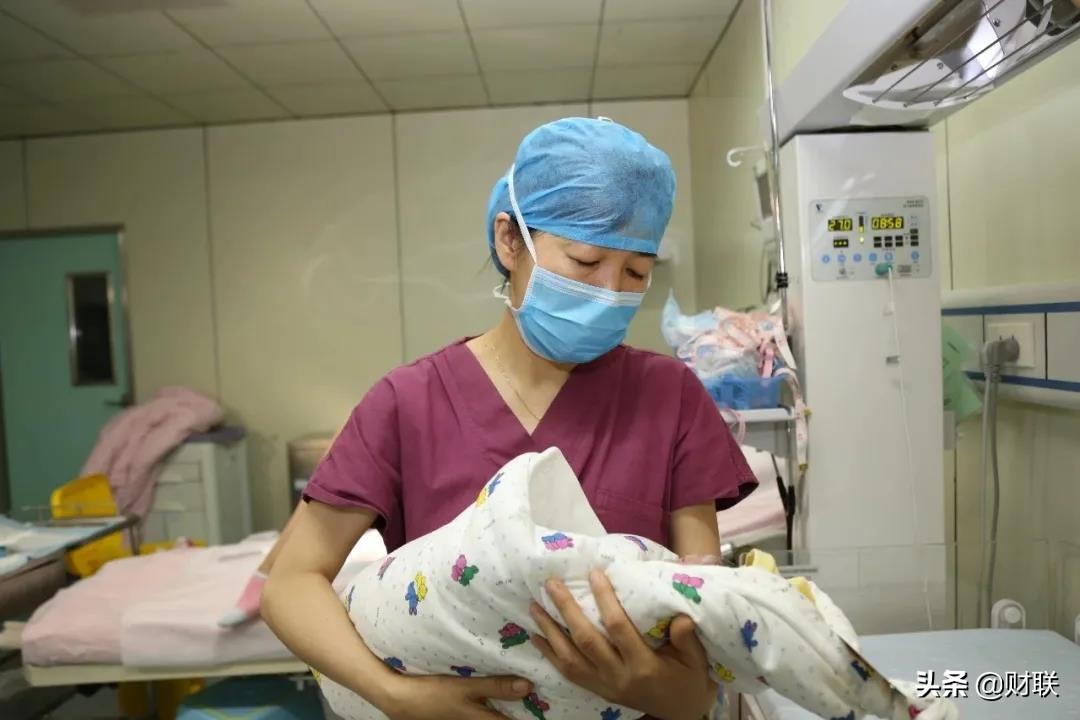 “三胎”已开放，人们还是不愿生？专家提出新方案，国家也行动了