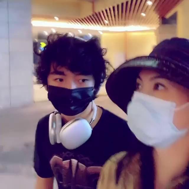 Humble of king of Xie Ting sharp edge pulls a hand to return abode together, zhang Baizhi busy job does not forget to accompany a son, parental difference is big