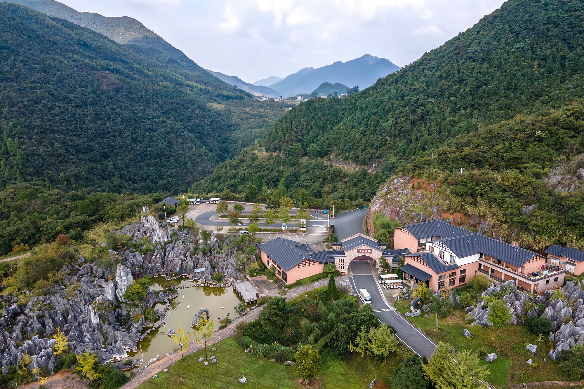 It is one of the four largest stone forests in China. It is as famous as the Yunnan Stone Forest and is known as "the first stone forest in East China"