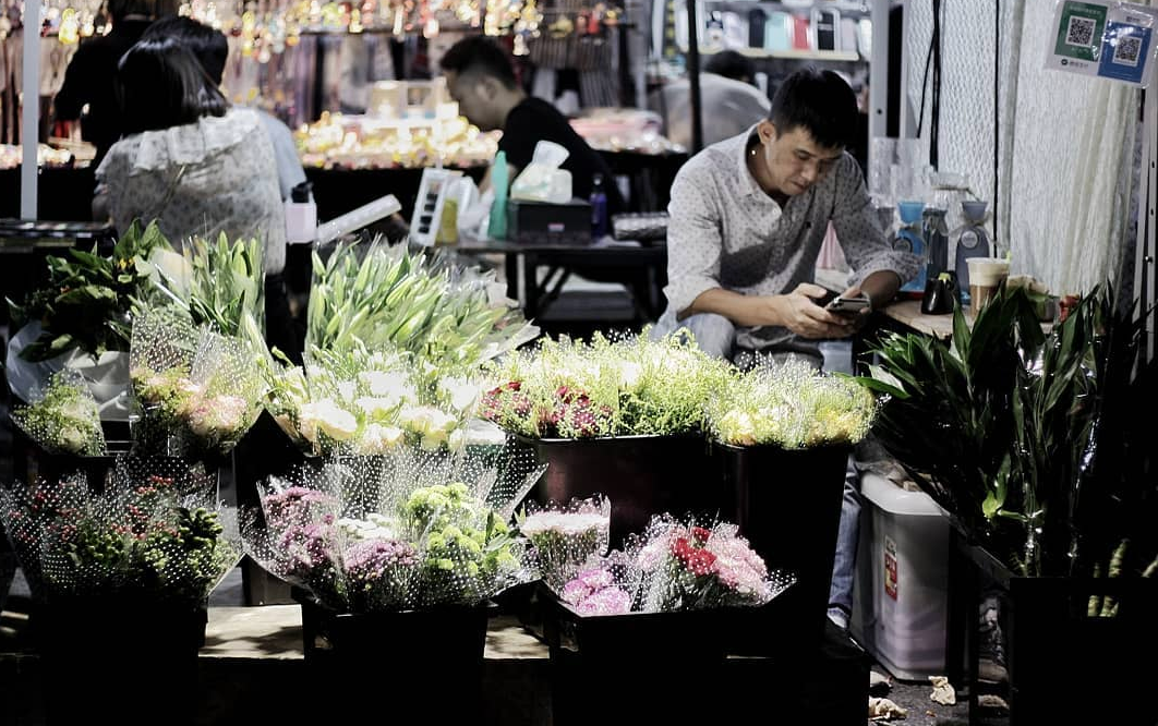 想要摆地摊？先去国内最好吃好玩的几个夜市转转吧