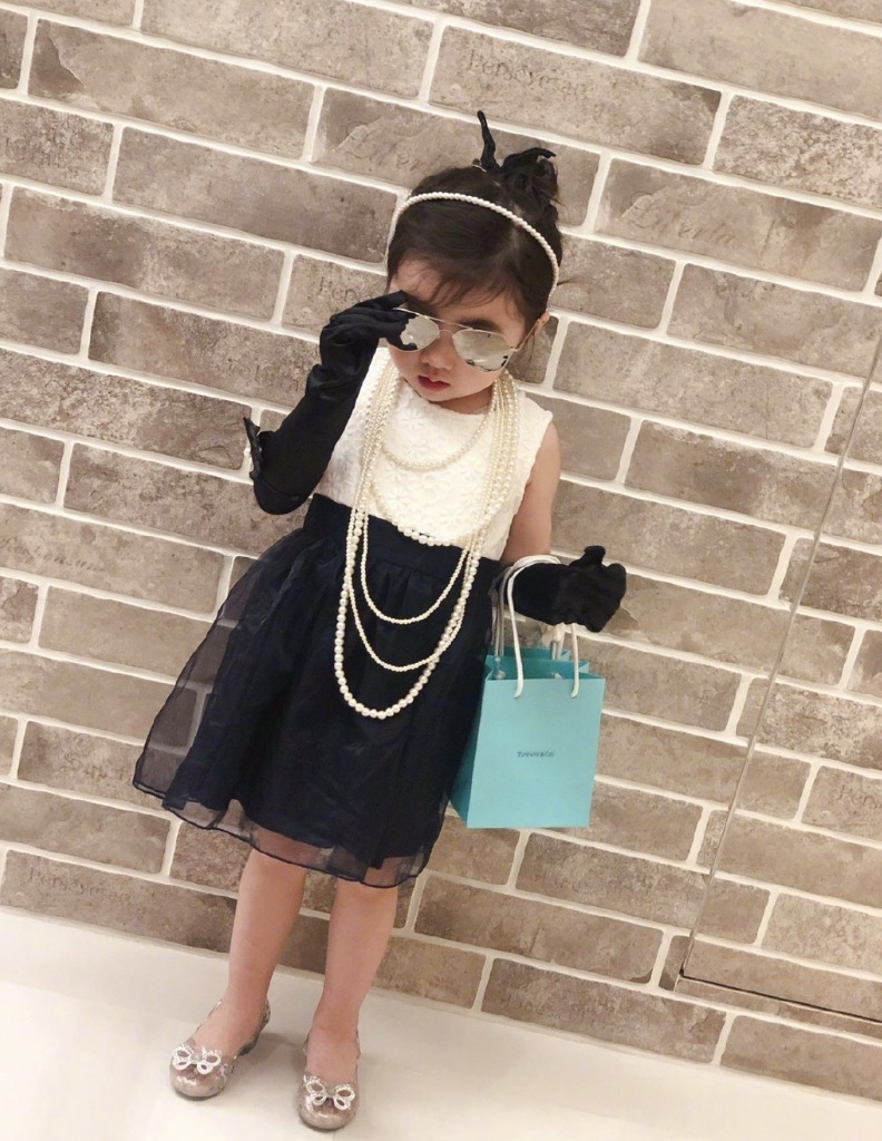 賀軍翔跪在地上為女兒拍照，美寶穿喇叭褲好時尚，鏡頭感十足