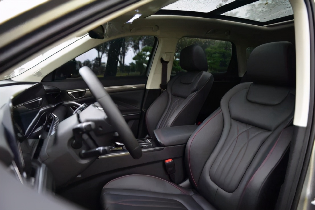 内饰质感方面奔腾t55牛犇版同样营造的较为出色,几乎能与皮肤接触的