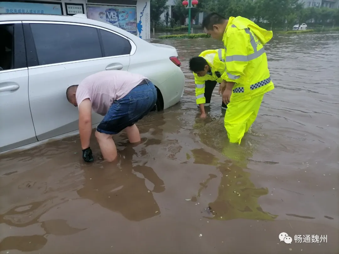 邯郸魏县：暴雨过后积水致车辆抛锚，执勤民警挽起裤腿趟水推车