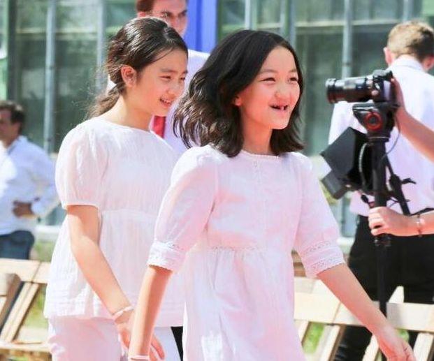 14岁李嫣撕掉“兔唇”标签，气质不输王菲，父母的教育功不可没