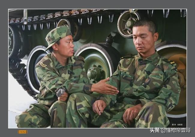 网友：有美军背着95步枪修桥！美军从哪搞的中国制式武器？