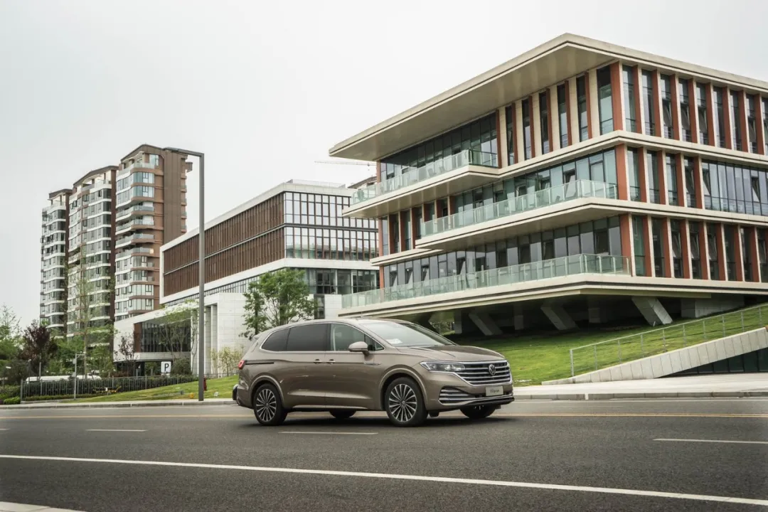 上汽大众进军“航空界”，造了一台「头等舱」