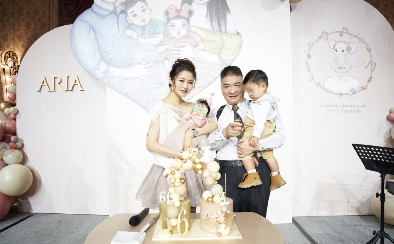 安以轩晒照为女儿庆双满月，一人抱俩妈妈力max，兄妹长相相似