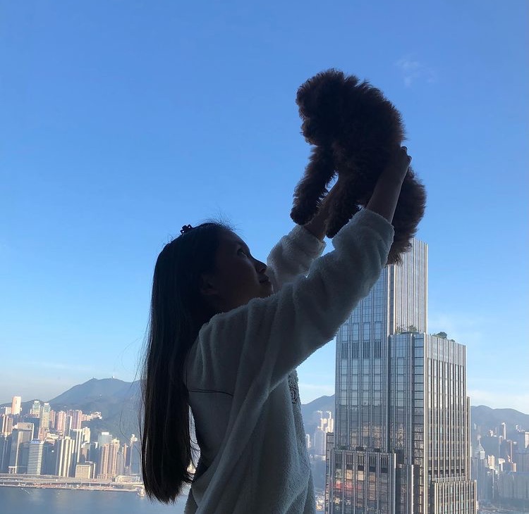 郭可盈和女兒穿同款造型似姐妹，11歲津津很有大家閨秀氣質