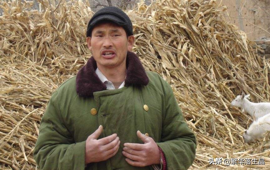 大衣哥儿媳再次支援河南，和丈夫互动甜蜜，妆容精致穿长裙