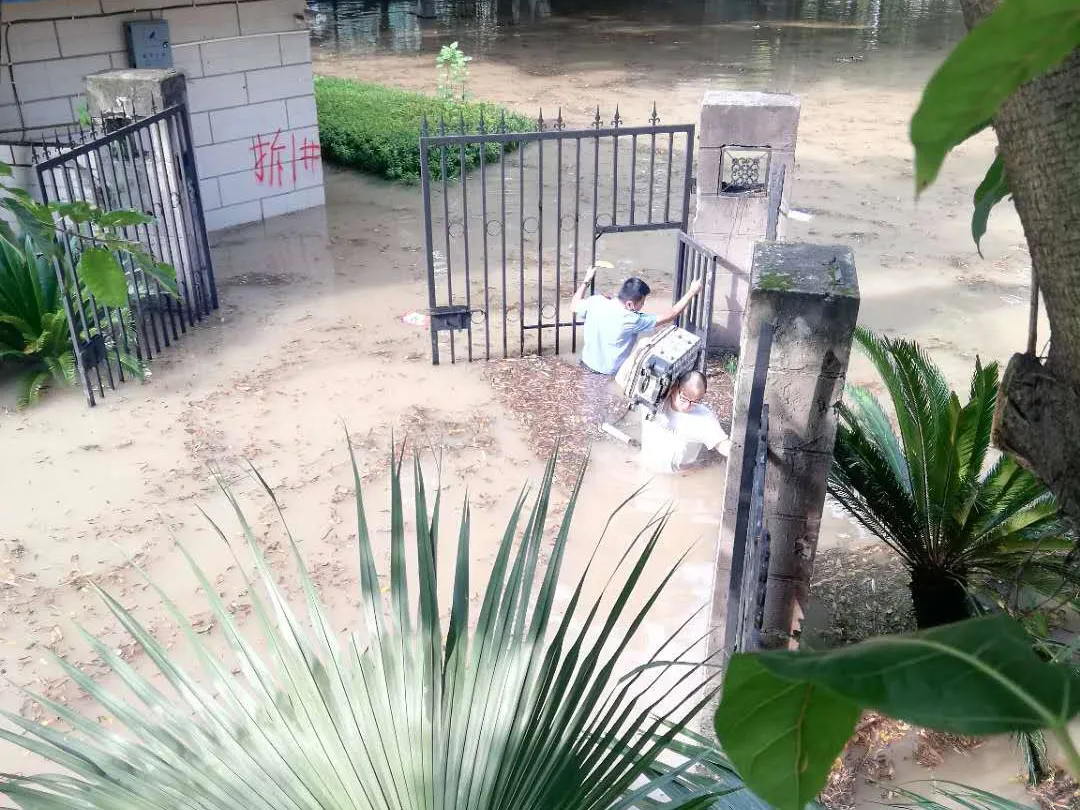 重庆|渝中警讯丨男子为转移财物被困洪水之中 民警孤身淌水把他救回