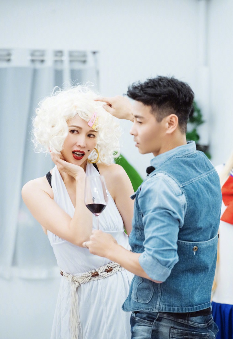 蔡少芬cos玛丽莲梦露，风情万种，强吻张晋留唇印画风搞笑