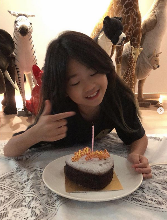 曹格女儿10岁了颜值逆袭的grace被妈妈打趣像小土匪网友纷纷送祝福