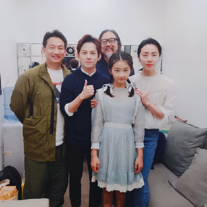 黃多多首部話劇電影首映，黃磊感慨女兒成長，多多近照已長成媽媽