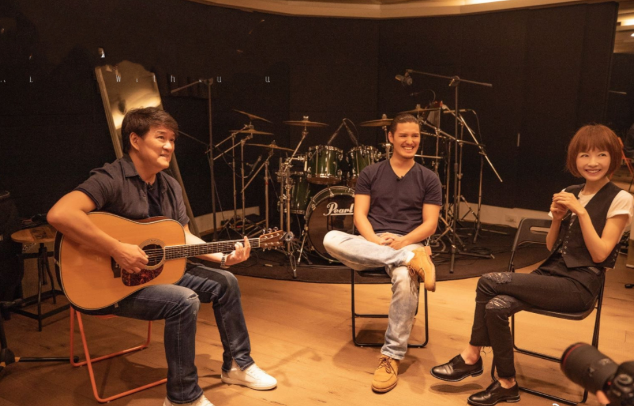 周华健30岁混血儿子出道！剃光胡茬特色全无，欧