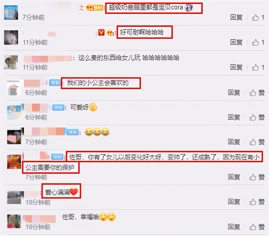 向佐曬照學公仔做鬼臉，不忘喊話將公仔送給女兒玩，當爸後變溫柔
