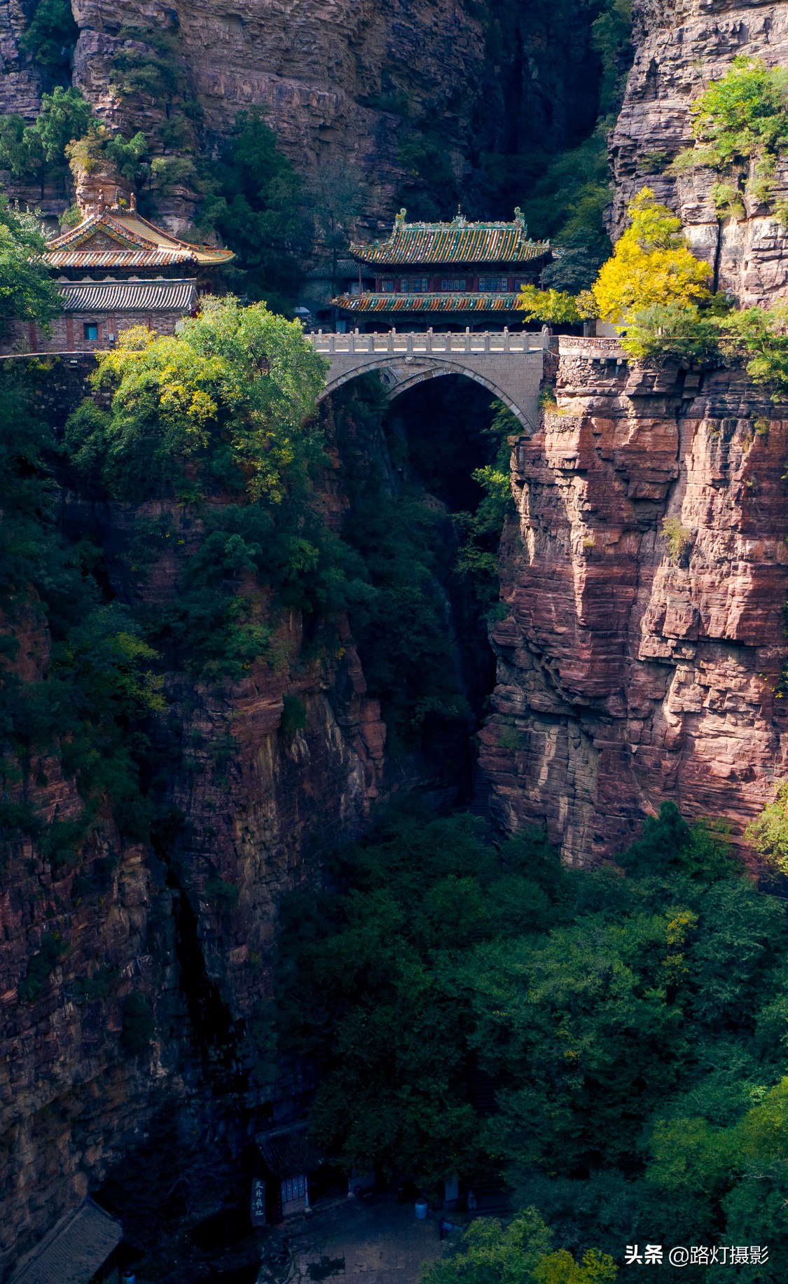 Flying in the sky!  There is a "hanging temple" in Hebei, which spans over 500 years of precipitous cliffs. It is a wonder
