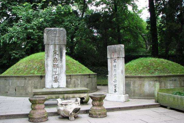 侵华战争时，日军军部下令严禁破坏这三人的陵