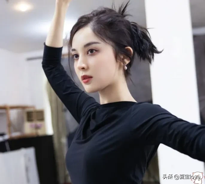 不愧是张翰最美前女友，娜扎穿上无痕衣那刻，