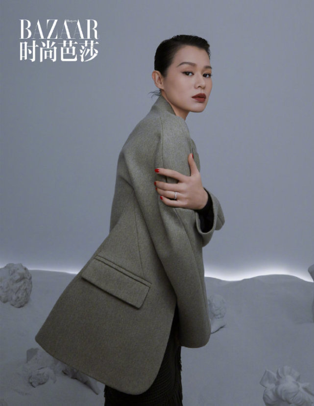 胡杏兒摟倆兒子幸福同框，奕霆趴媽媽孕肚感受胎動，畫面溫馨有愛