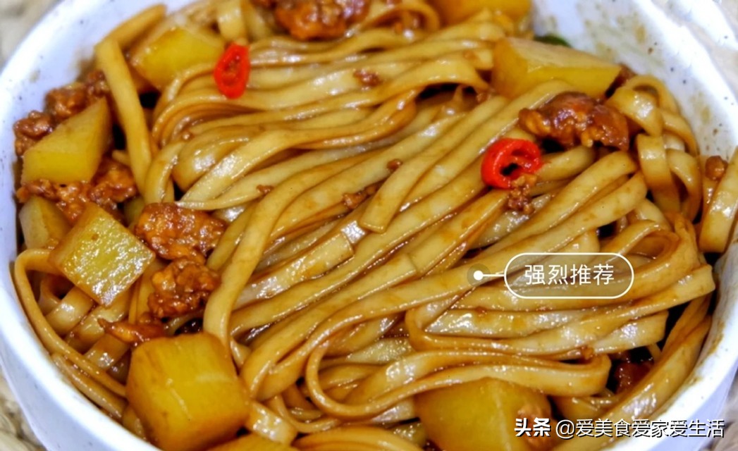 Delicious to the noodles served with soy sauce of ground meat potato that licks a bowl, sauce is sweet full-bodied, 