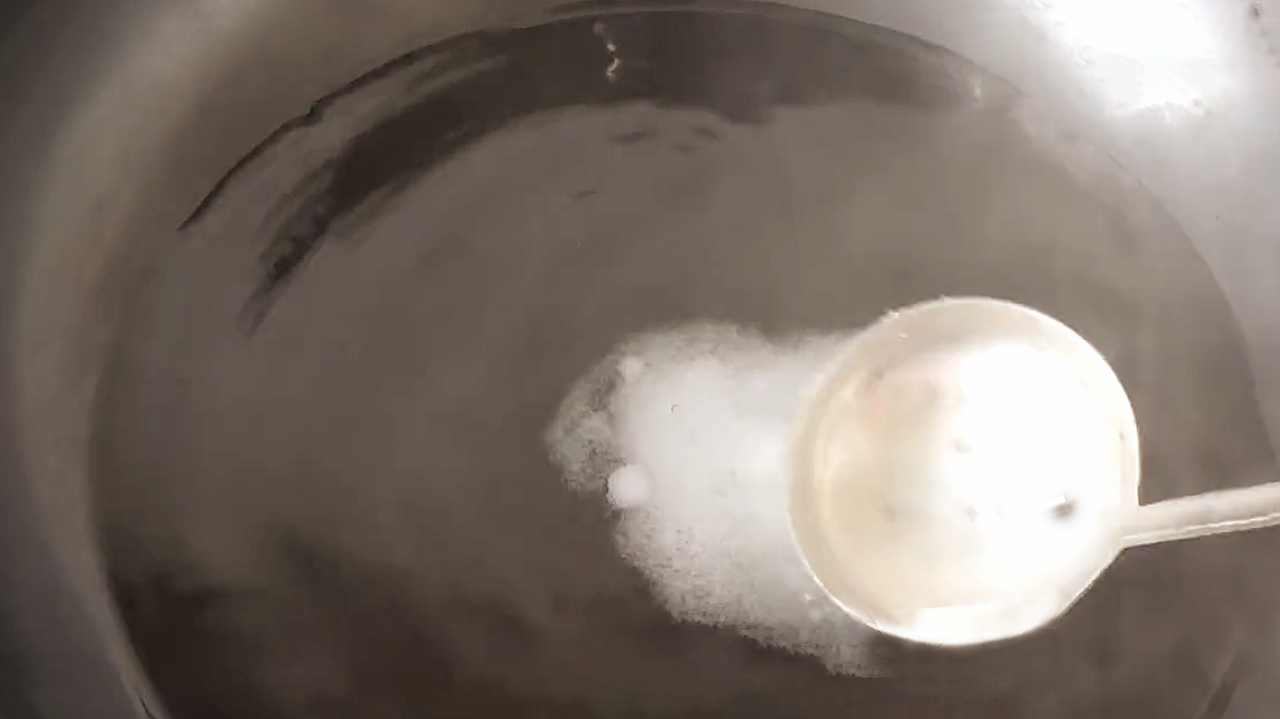 2個西紅柿，一碗澱粉，鍋裡攪一攪，酸甜爽滑，越吃越想吃