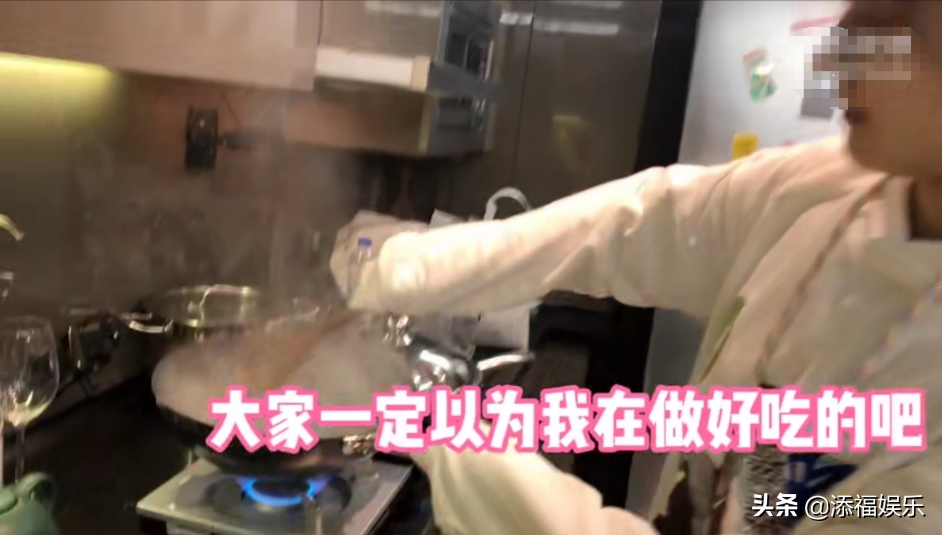 美食博主林允尝试新技能，惨遭滑铁卢，穿白衣唯恐油渍溅衣服
