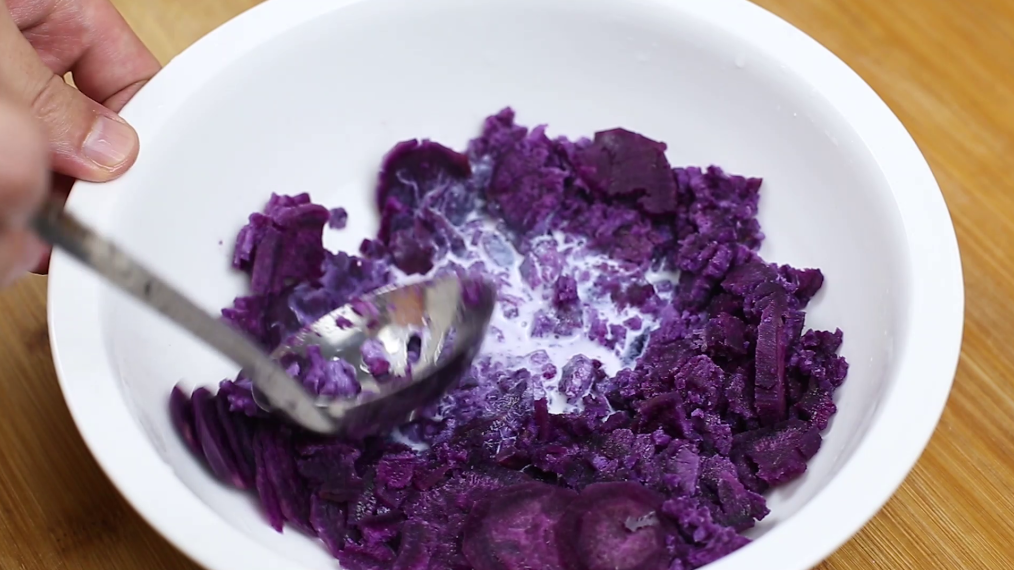 图片[3]-紫薯别再煮着吃了，试试这样做，酥的掉渣，好看又好吃-起舞食谱网
