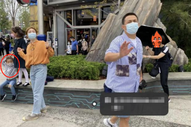 黄磊4岁儿子正脸首曝光！一脸呆萌留着寸头，穿破洞裤打扮潮流