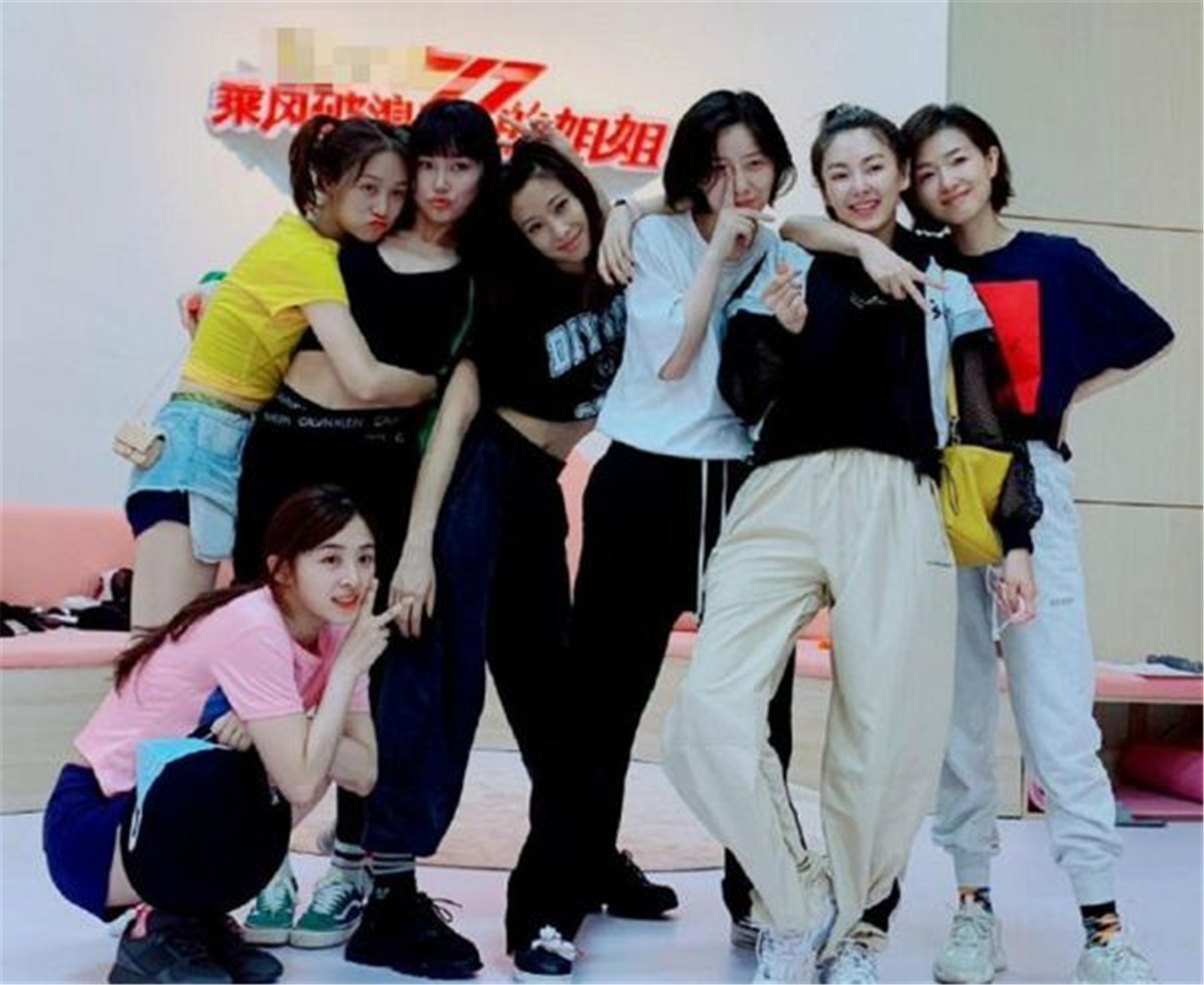 许飞来《乘风破浪》是蹭热度？合照面无表情还靠边，何必当初