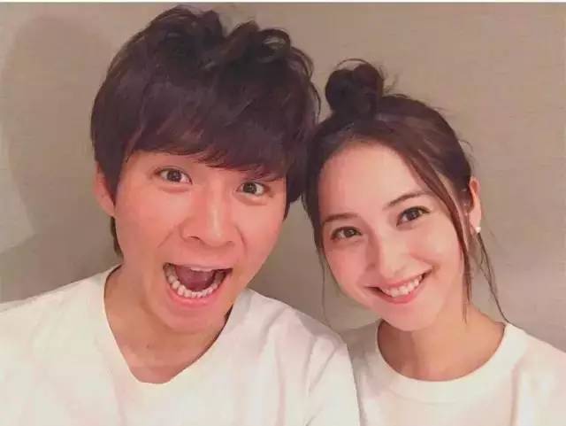 老公大15岁，被称为“日本郭德纲”，佐佐木希疑