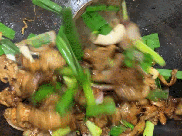 回锅肉该怎么做？外地游客不要辣椒，与厨师发生争执，还报了警